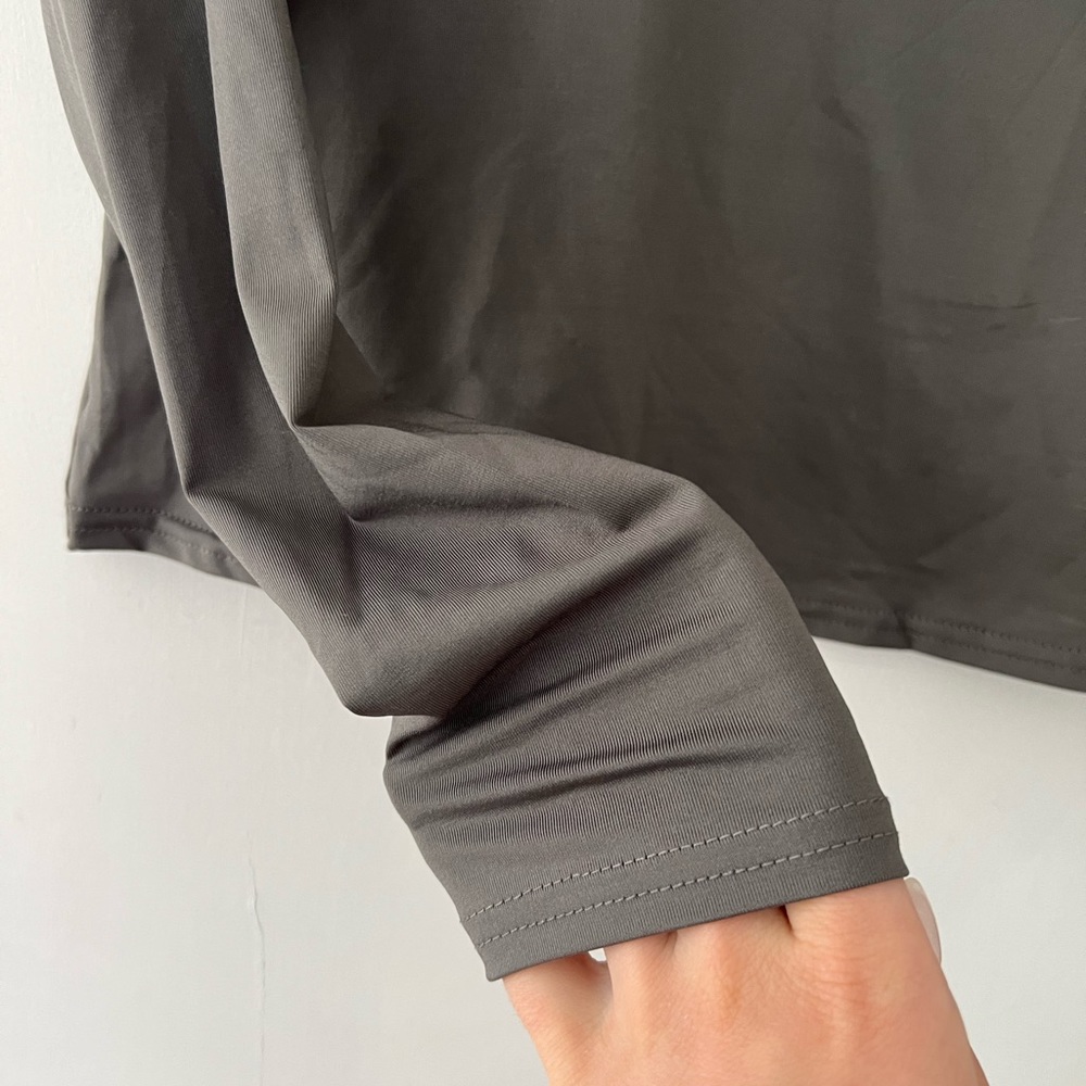 NEW 🏷️Stretchy fitted  top in grey - Picture 4 of 4